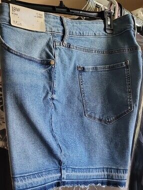 a.n.a Mid-Rise Denim Midi Short in Light Medium Blue